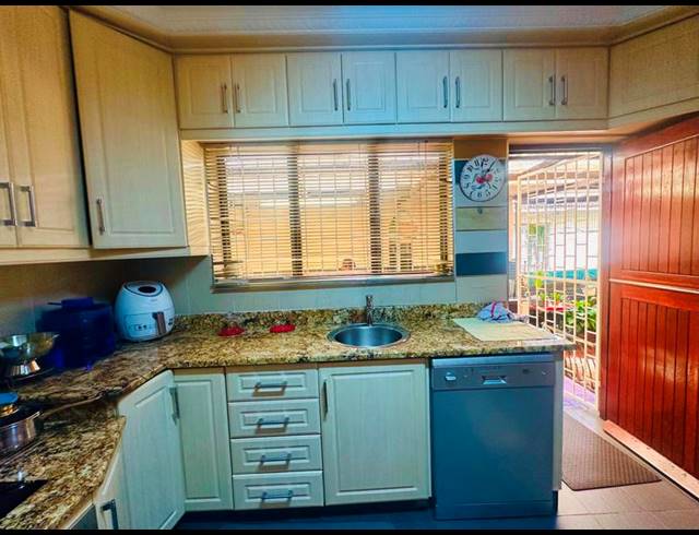 3 BEDROOM HOUSE FOR SALE IN MOBENI HEIGHTS